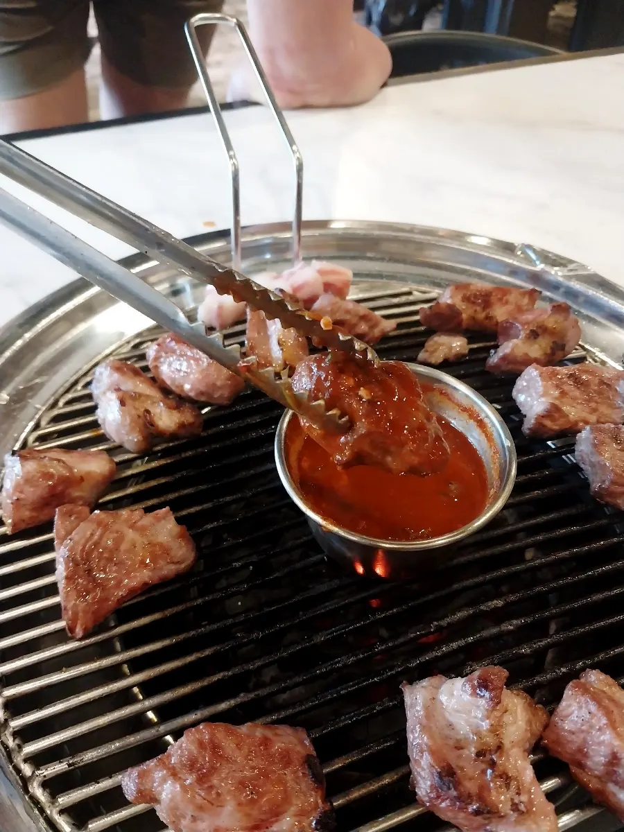 멜젓에 담근 흑돼지 목살 한 덩이