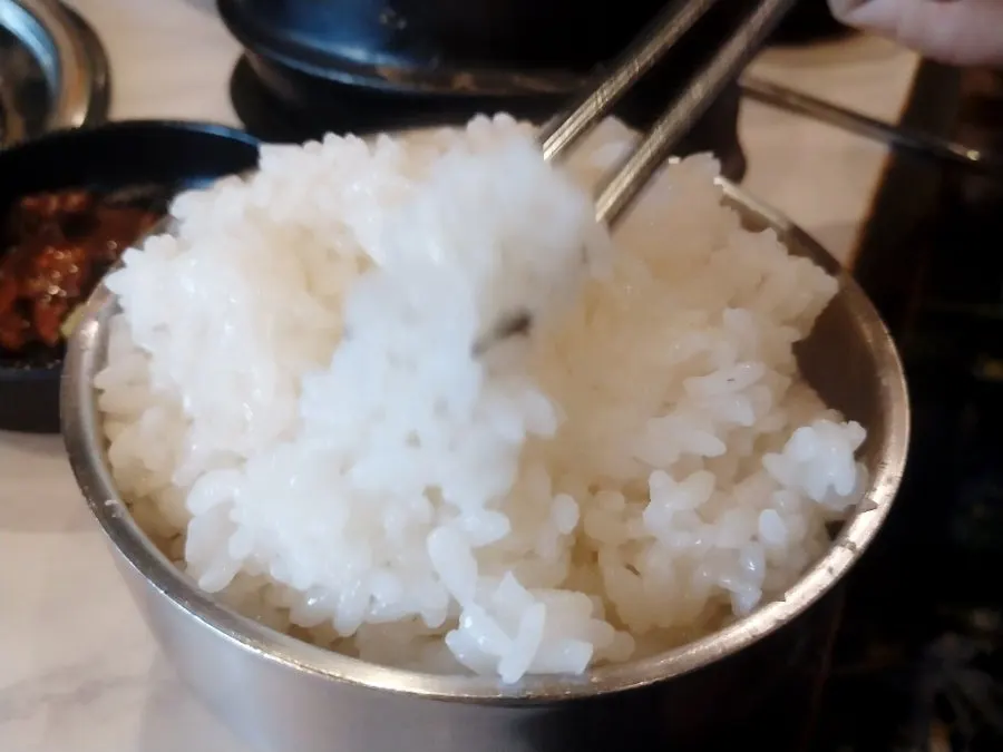 윤기 흐르는 공깃밥과 구운 고기