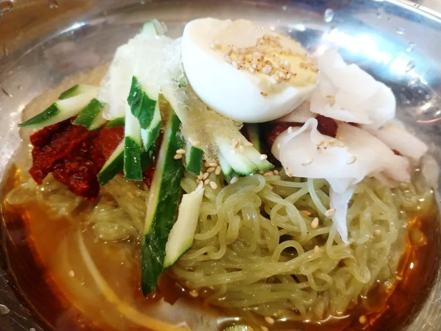 쫄깃한 면발의 비빔냉면