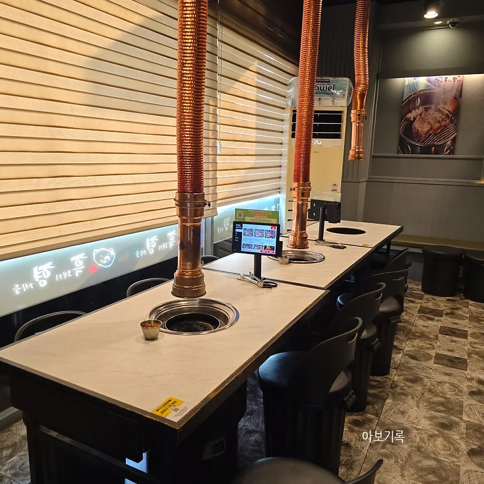 Heukdwaeji Hyeongjedeul dining hall with plenty of tables