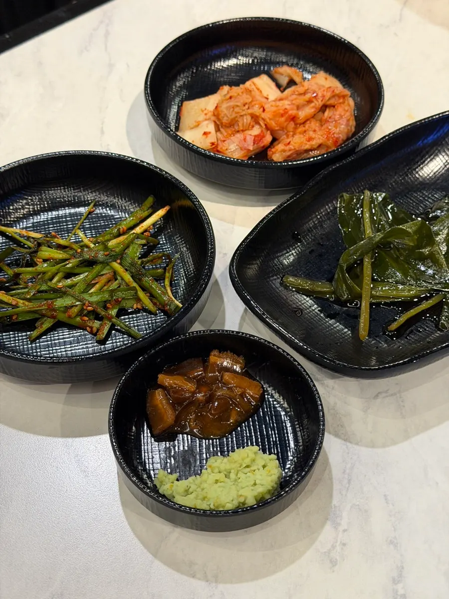 Daftar menu pendamping seperti jjigae gochujang dan naengmyeon