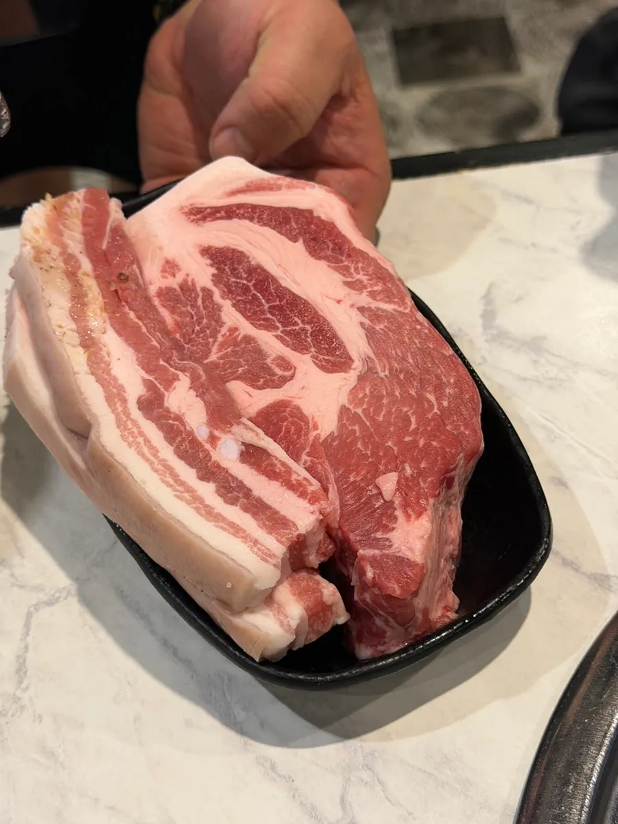 Daging mentah yukbaegi babi hitam Jirisan sebelum dipanggang