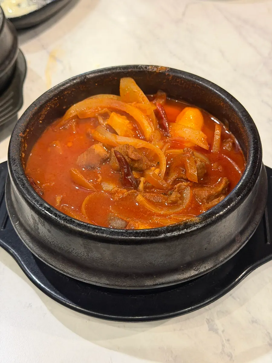 Semangkuk jjigae gochujang babi hitam yang kental
