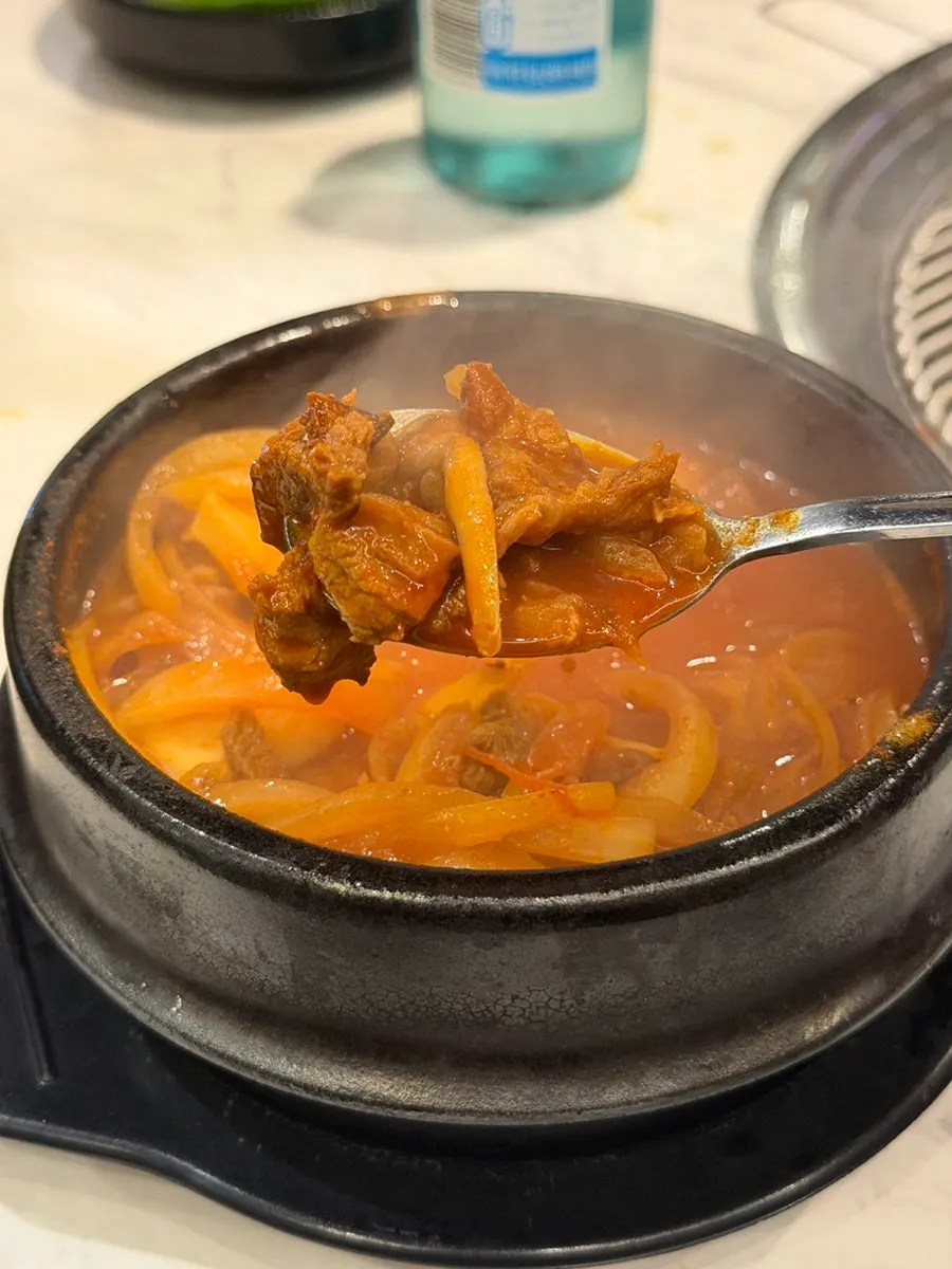 Isi jjigae gochujang penuh daging dan sayuran