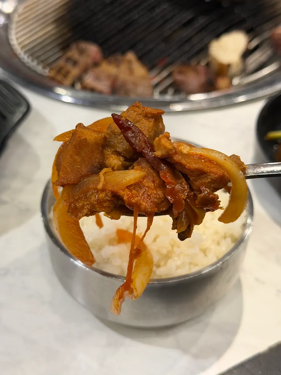 Nasi suhyangmi yang disajikan bersama jjigae