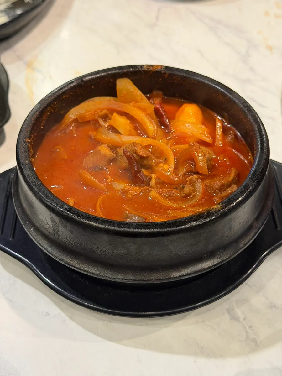 Daging babi hitam dari jjigae ditaruh di atas nasi
