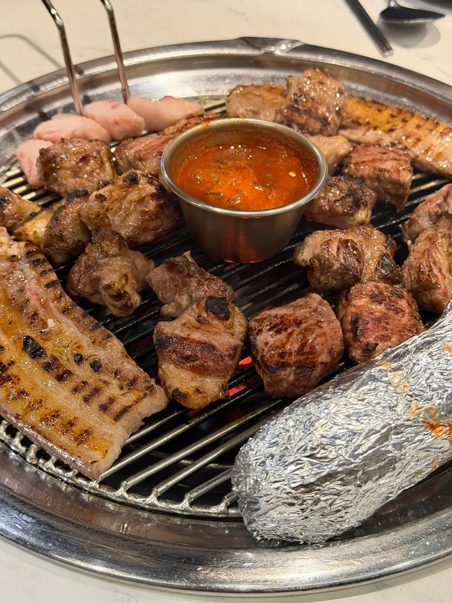 Meja Heukdwaeji Hyeongjedeul setelah selesai makan
