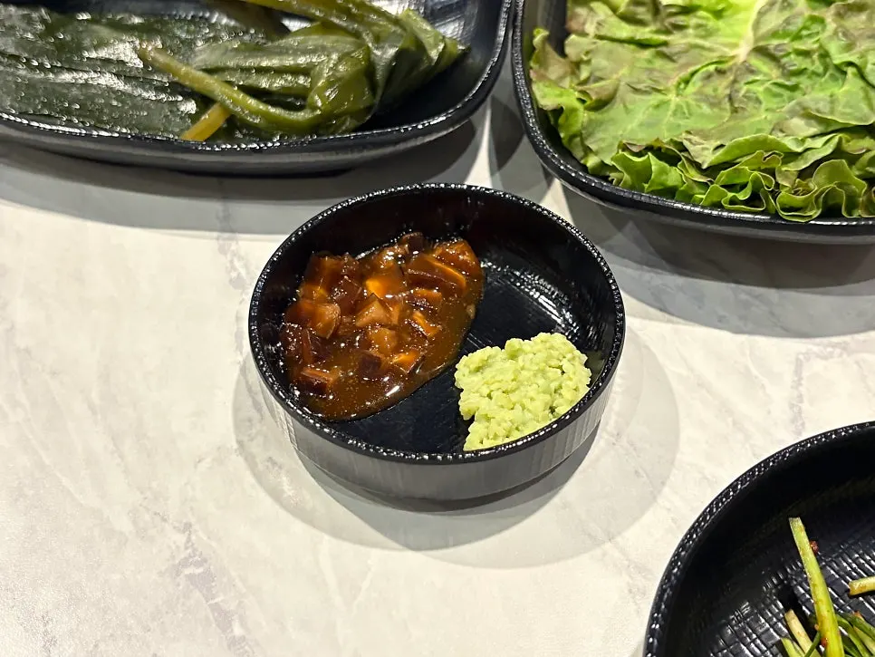 테이블에 차려진 기본 반찬 상차림