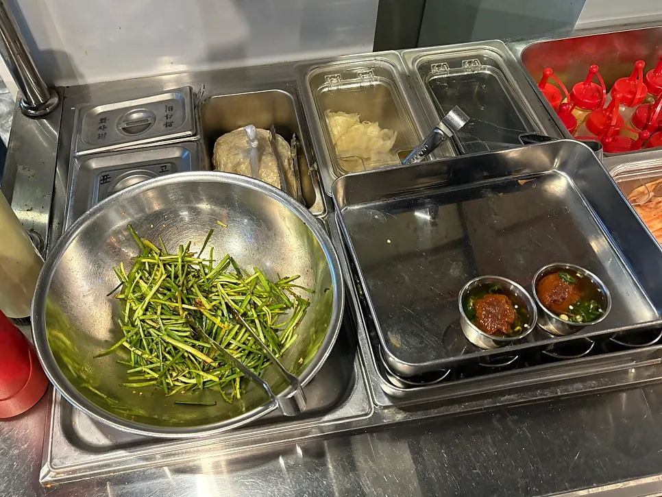 반찬을 담아 먹는 셀프바