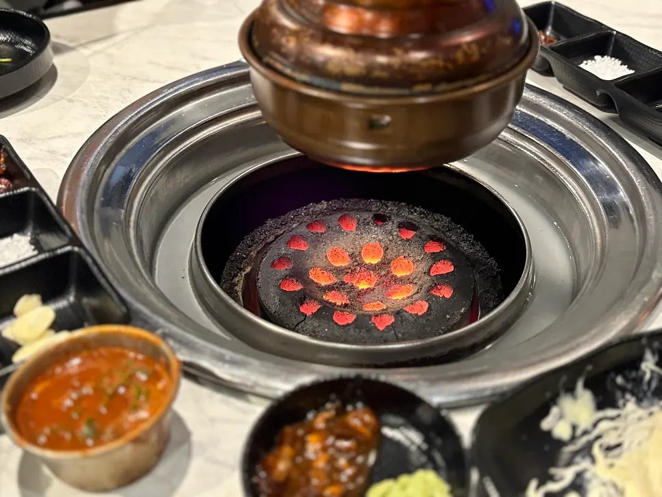 연탄불과 호일에 감싼 새송이버섯
