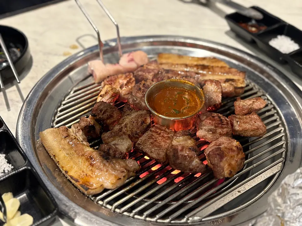 연탄불에 초벌해 잘라 놓은 흑돼지 목살과 오겹살