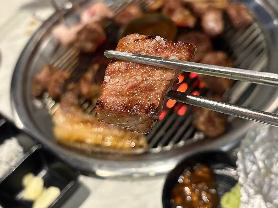 두껍게 썬 흑돼지 목살 구이