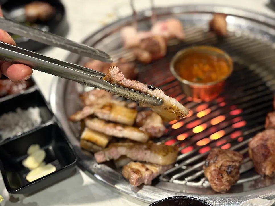 수제 멜젓에 찍은 흑돼지 오겹살