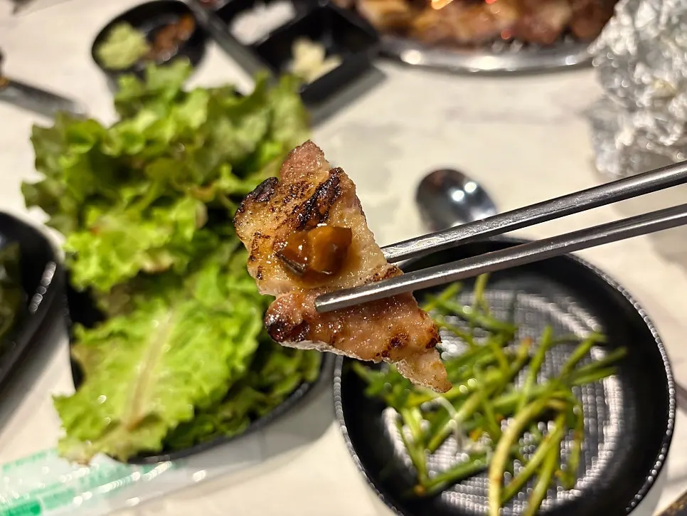 버섯와사비를 올린 흑돼지 고기 한 점