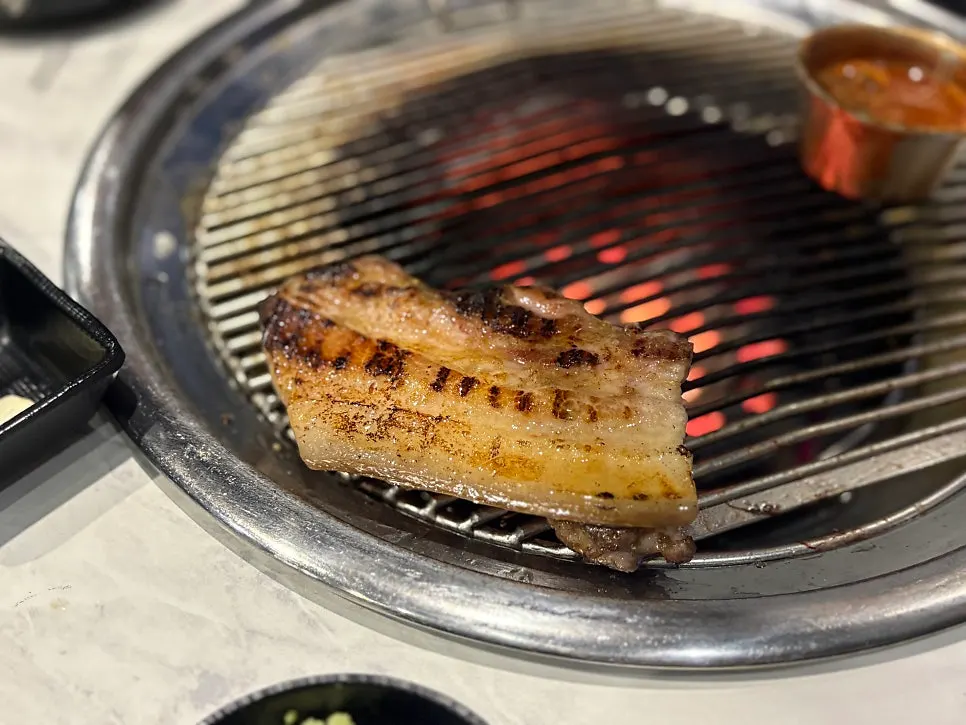 추가 주문한 흑돼지오겹살 1인분