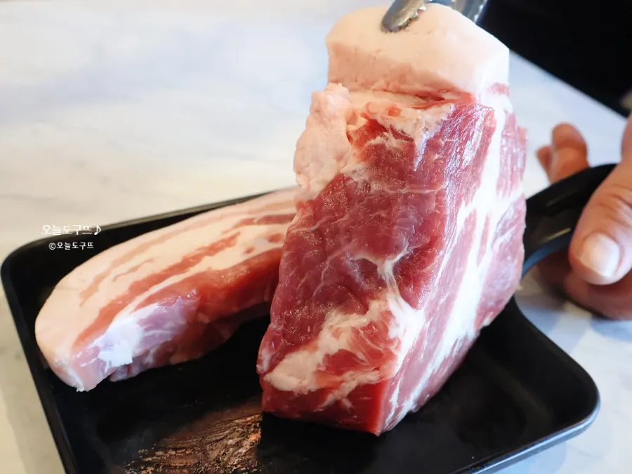 Plate of thick, raw Jirisan clean black pork