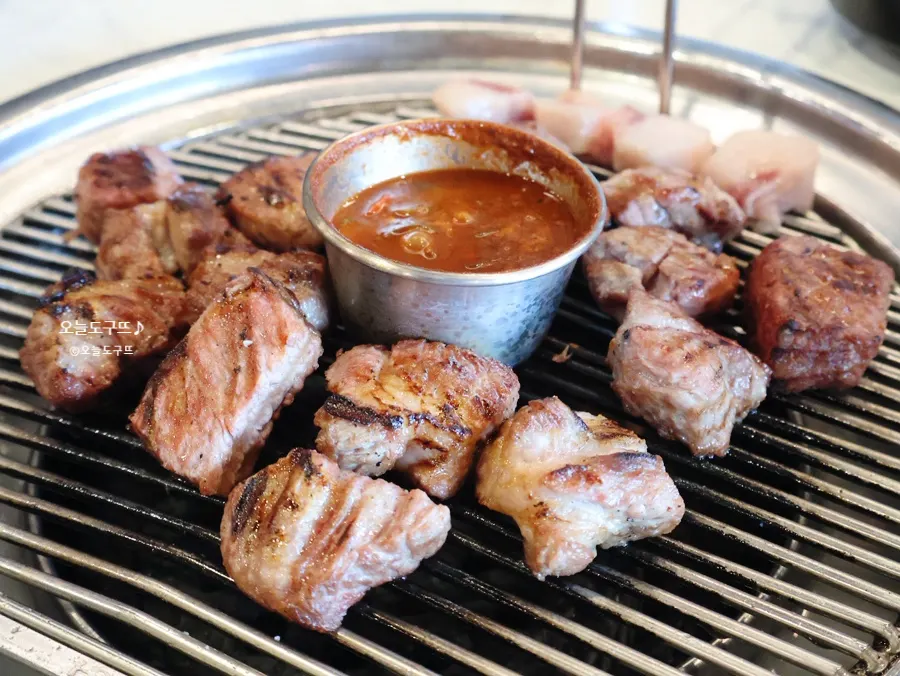 Charcoal-grilled black pork cut into bite-size pieces