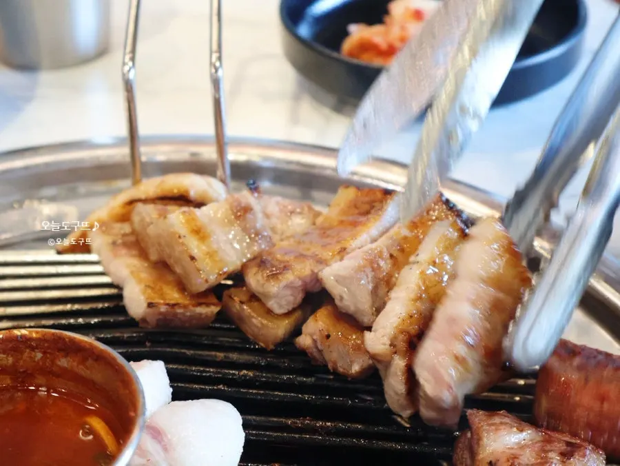 Black pork remaining on the grill plate