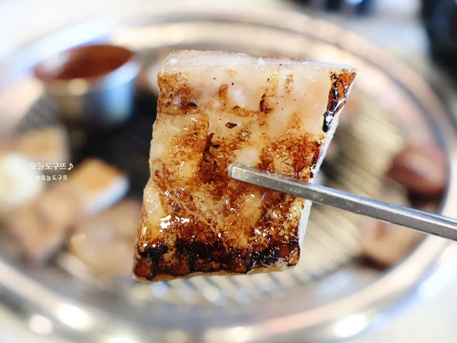 Black pork skin dipped in soybean powder
