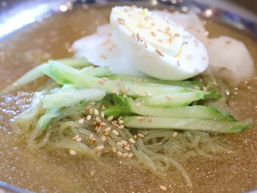 A chopstick-full of glossy cold noodles