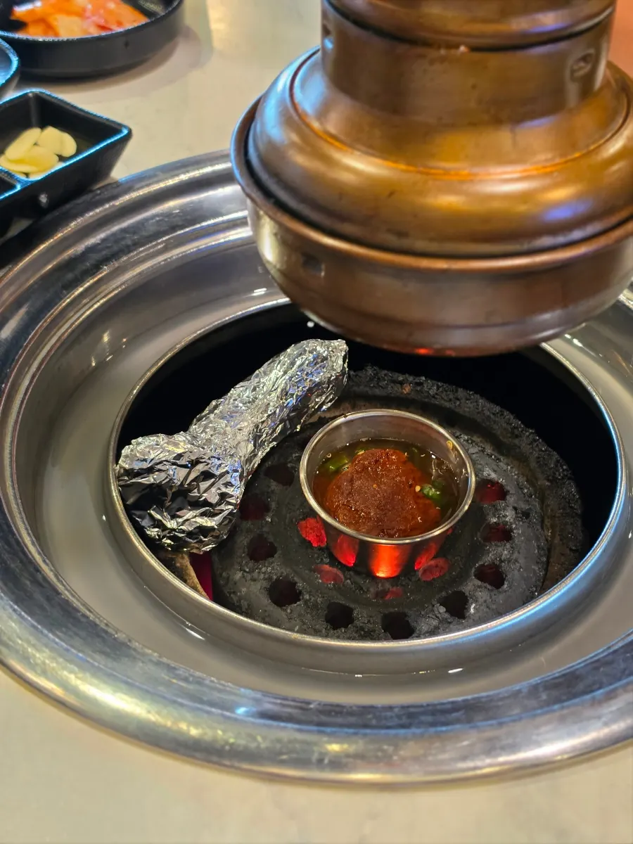 Close-up of the charcoal grill plate