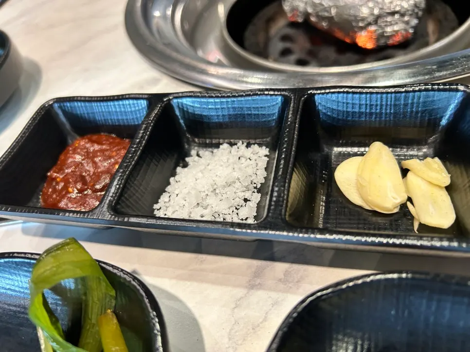 세트에 포함된 계란찜과 기본 상차림