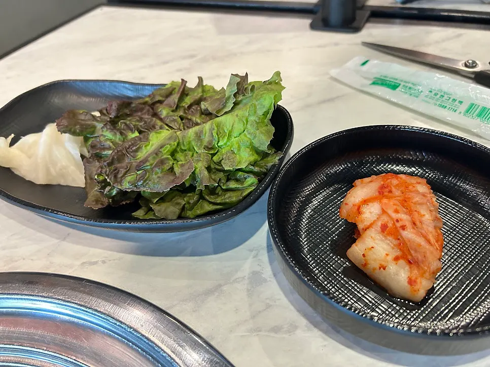 명이나물 김치 샐러드 등 밑반찬 한 상