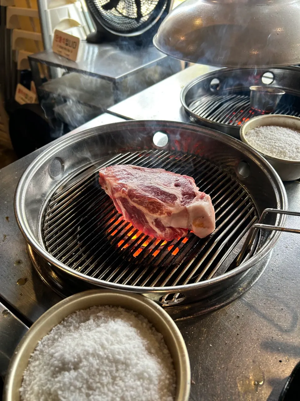 테이블에 보여주는 두툼한 흑돼지 목살 덩어리