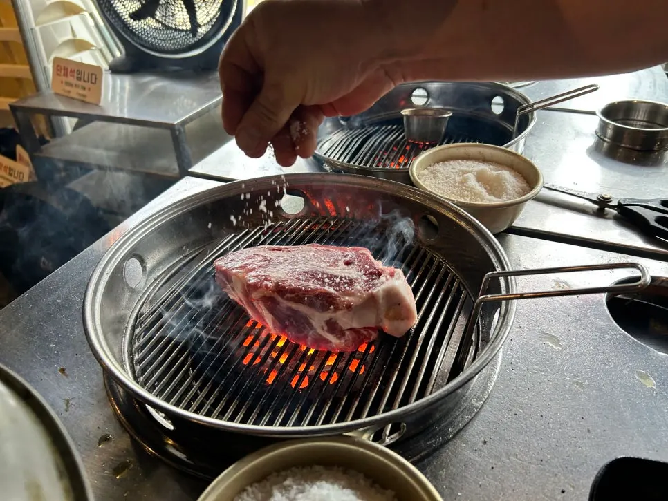 사장님 전용 불판의 연탄불 초벌 구이