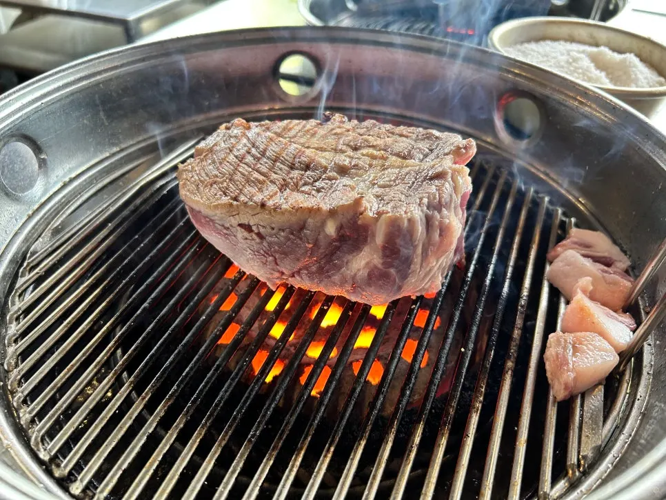연탄불에 80% 초벌해 나온 흑돼지 고기