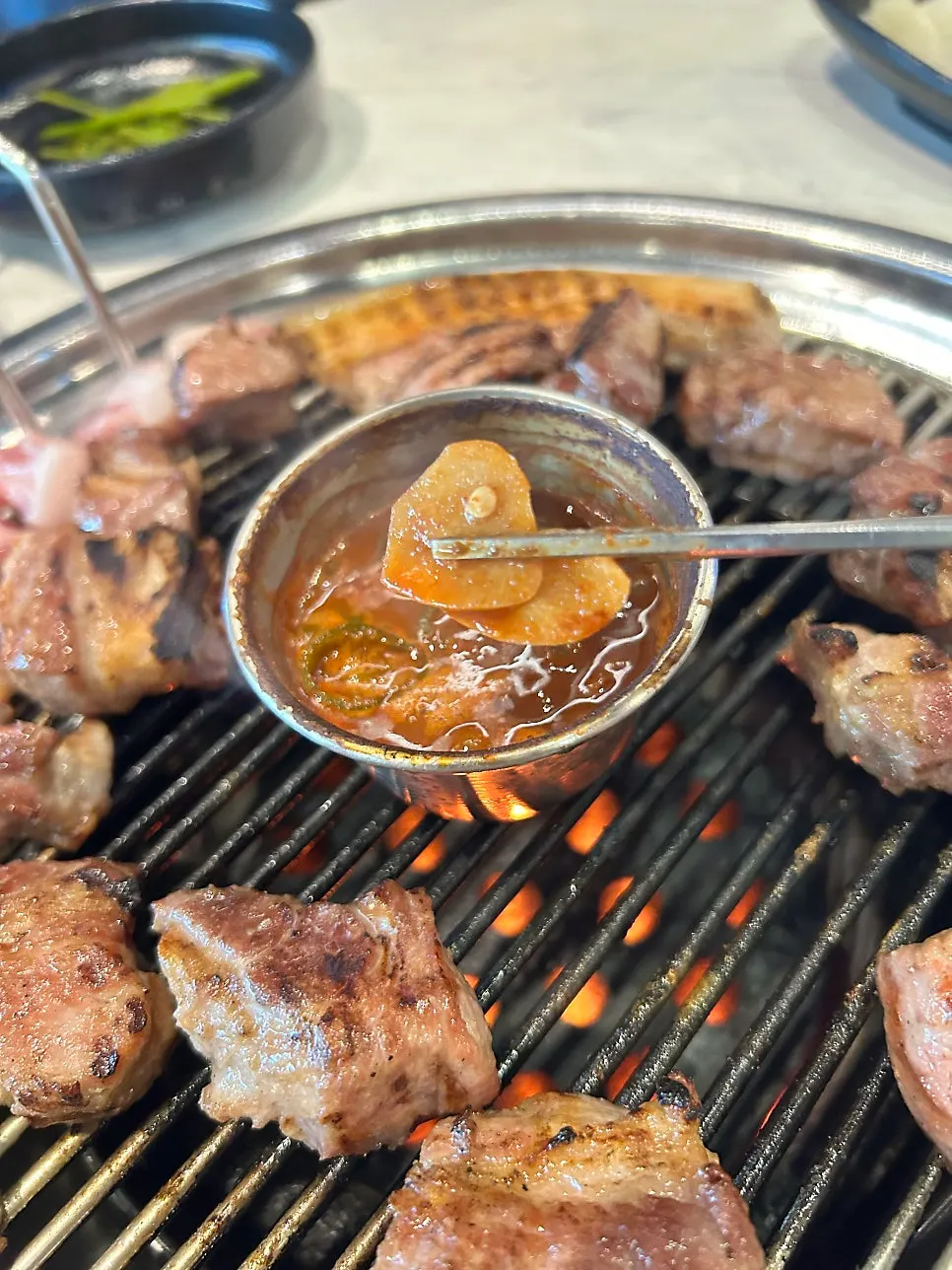천일염에 찍어 먹는 두툼한 목살 한 점