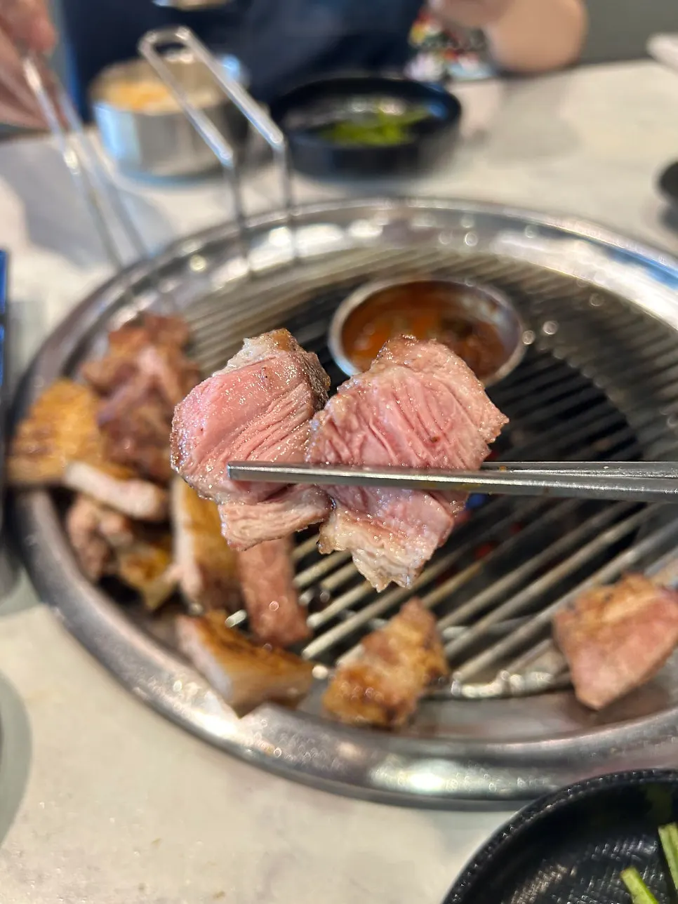 미디엄 레어로 구워진 흑돼지 목살 단면