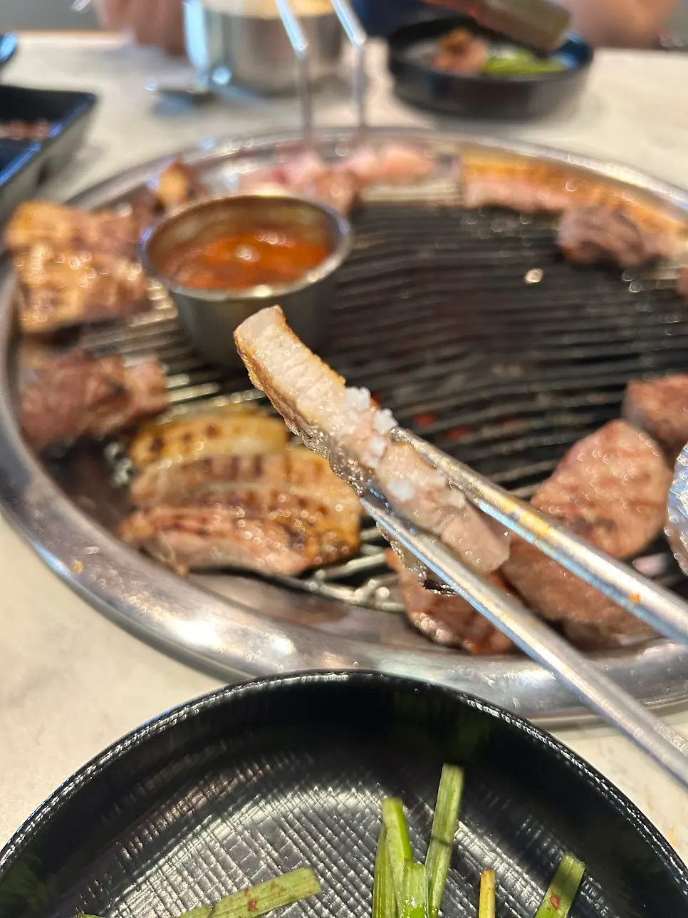 비계와 살코기 비율이 좋은 흑돼지 삼겹살