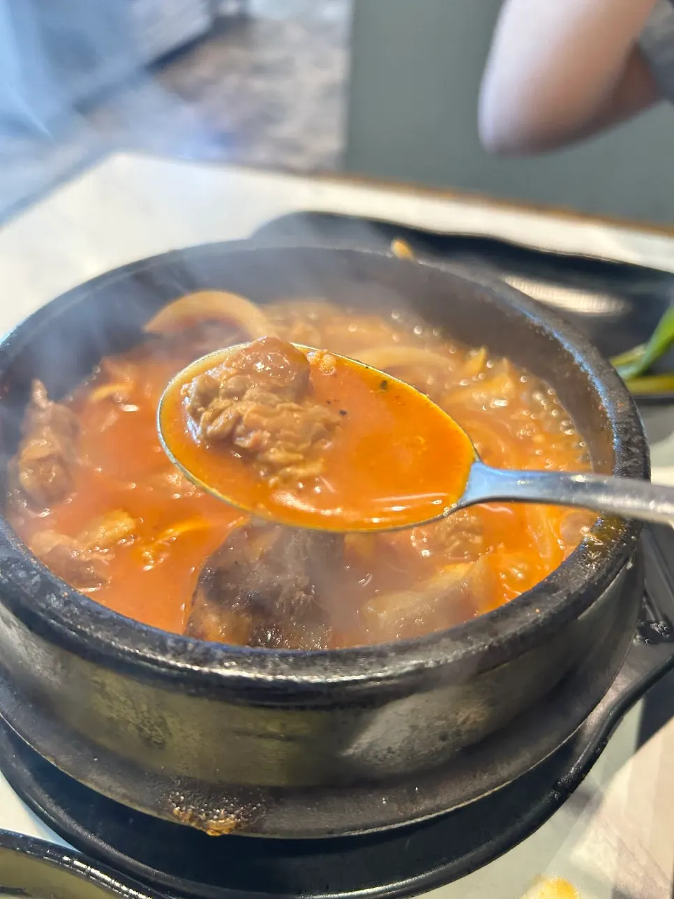 건더기 가득한 걸쭉한 흑돼지 고추장찌개