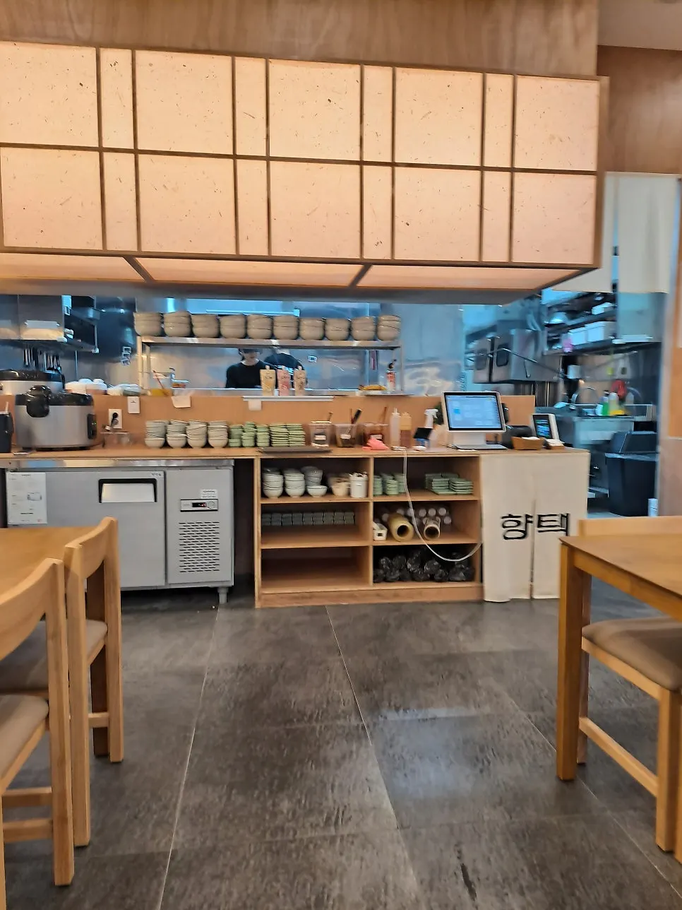 Spacious interior of Hyangtaek Cheonan Buldang Branch