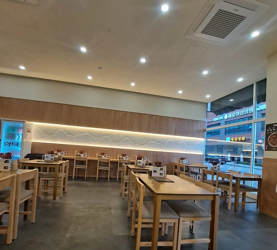 Full view of the dining hall during a quiet stretch