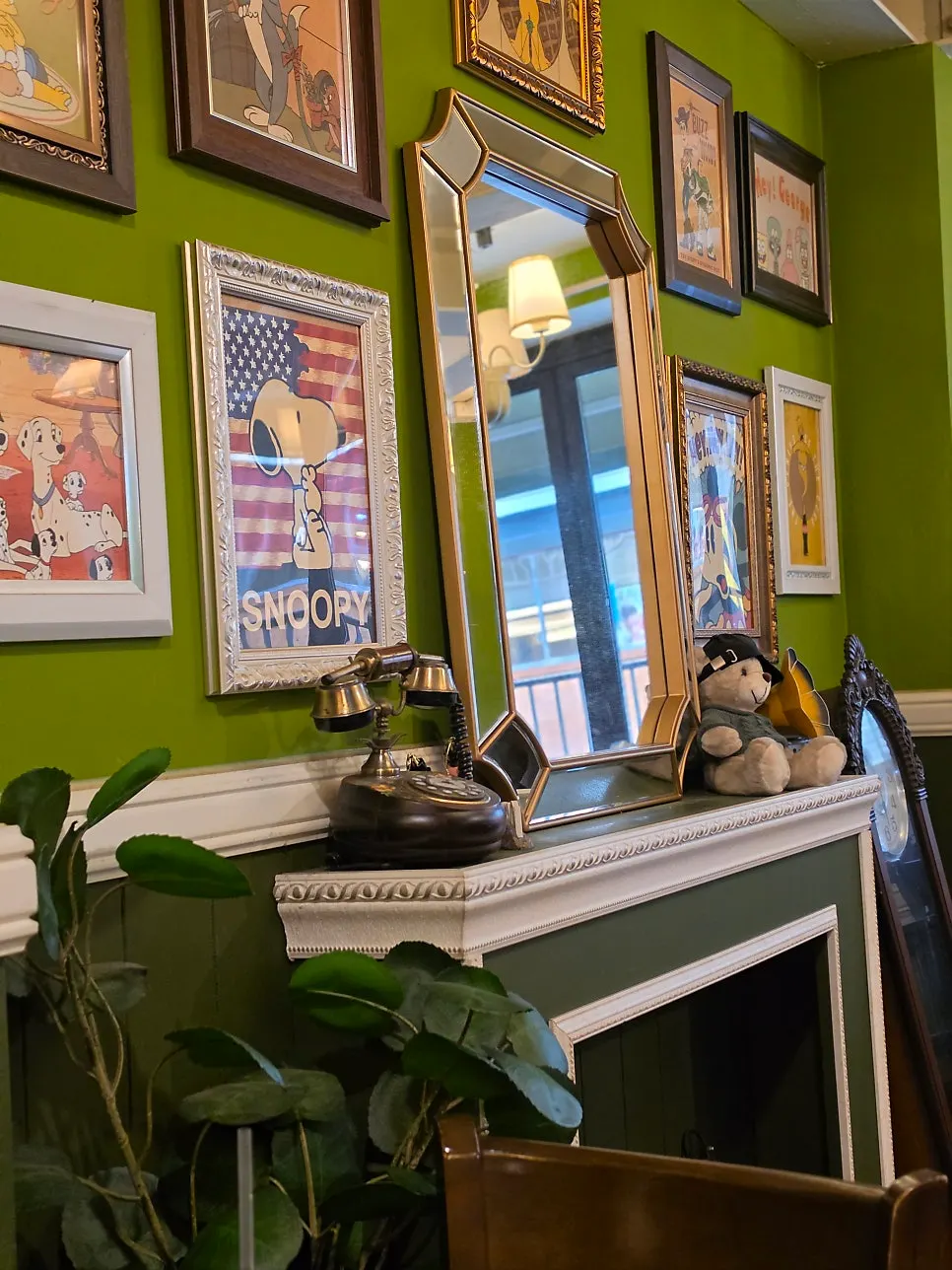 Comfortable table seating for dining