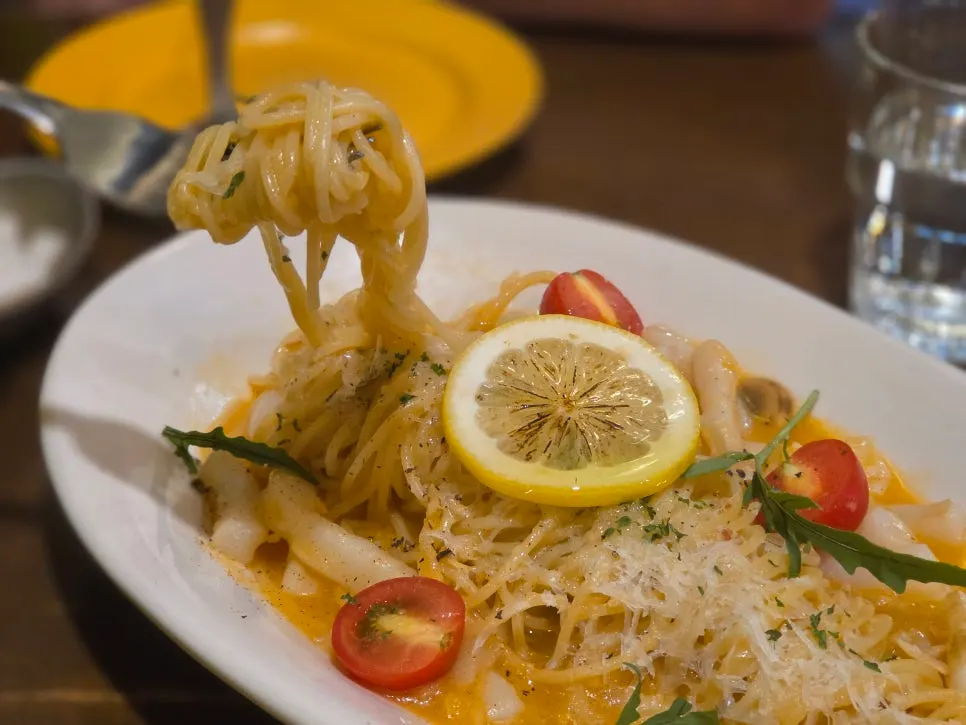 A plate of garlic squid oil pasta