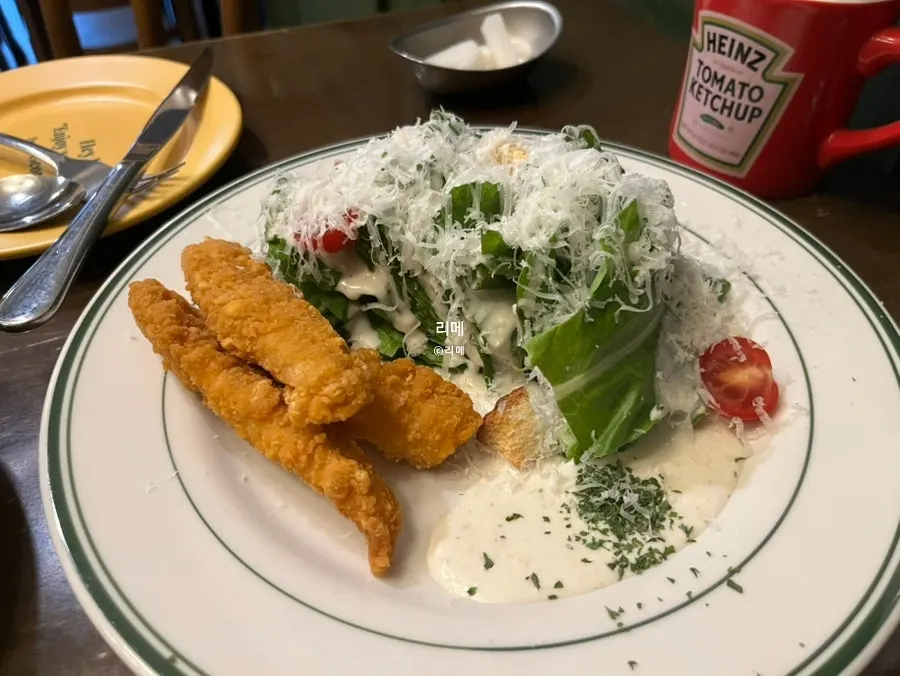 A full plate of Hey Joji's chicken tender salad