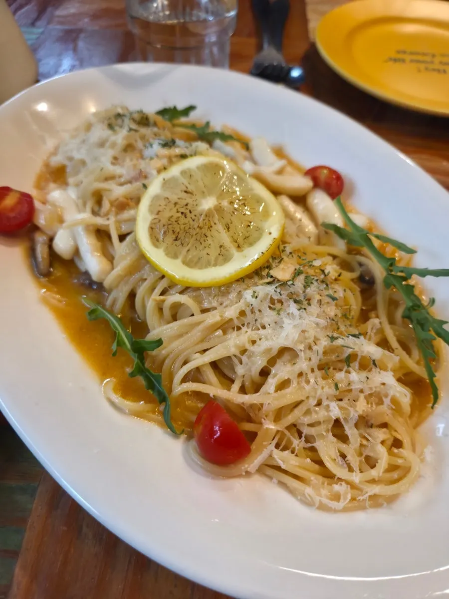 Hey Joji's garlic squid oil pasta
