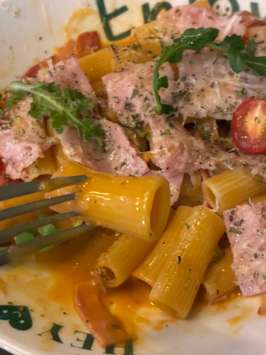 Noodles and sauce of the jambon butter cheddar pasta