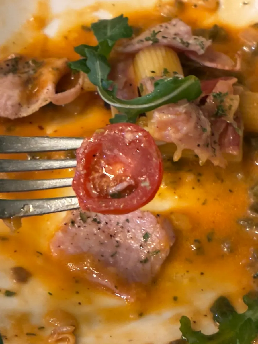 A forkful of jambon butter cheddar pasta lifted up