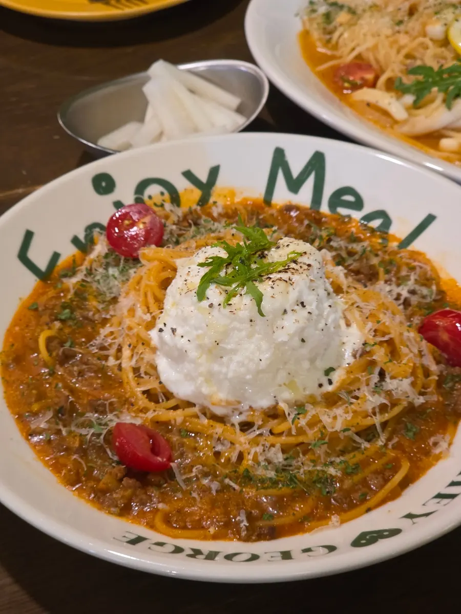 치즈 올린 보코치니 미트 칠리 토마토파스타