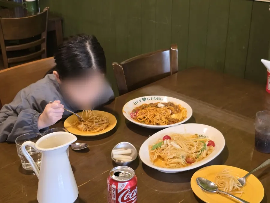 토마토파스타를 먹는 아이