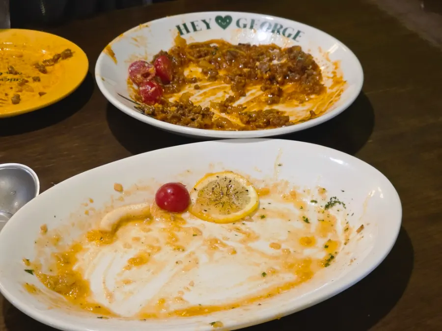 파스타 두 접시를 올린 테이블 전경
