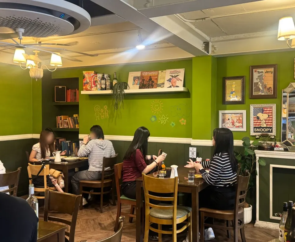 창문을 바라보는 헤이죠지 창가 가장자리 자리