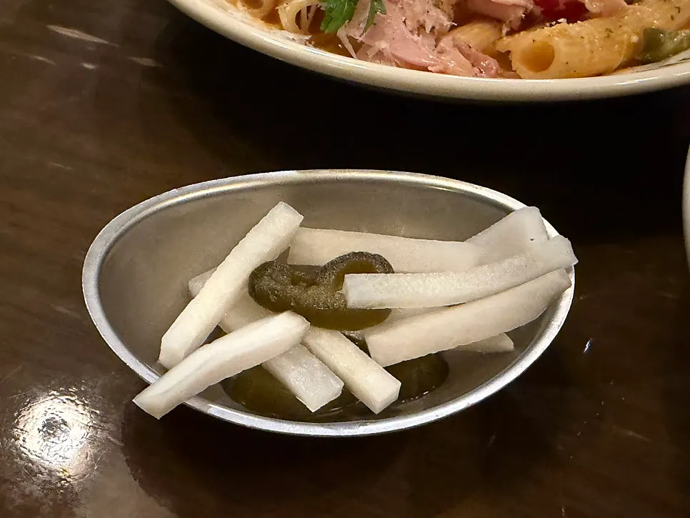 음식과 함께 제공된 피클