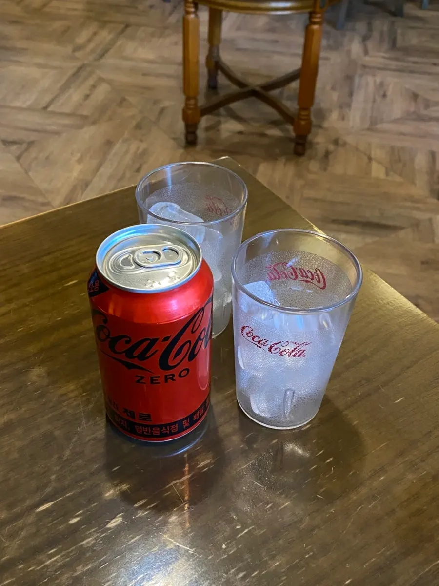 Zero Coke poured into an ice-filled cup