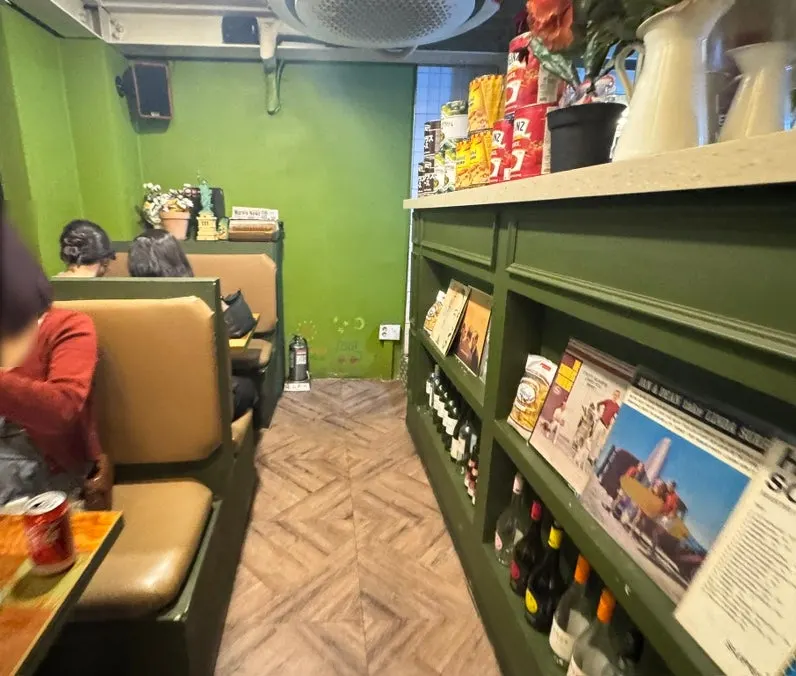 기차칸처럼 마주 보는 헤이죠지 좌측 테이블