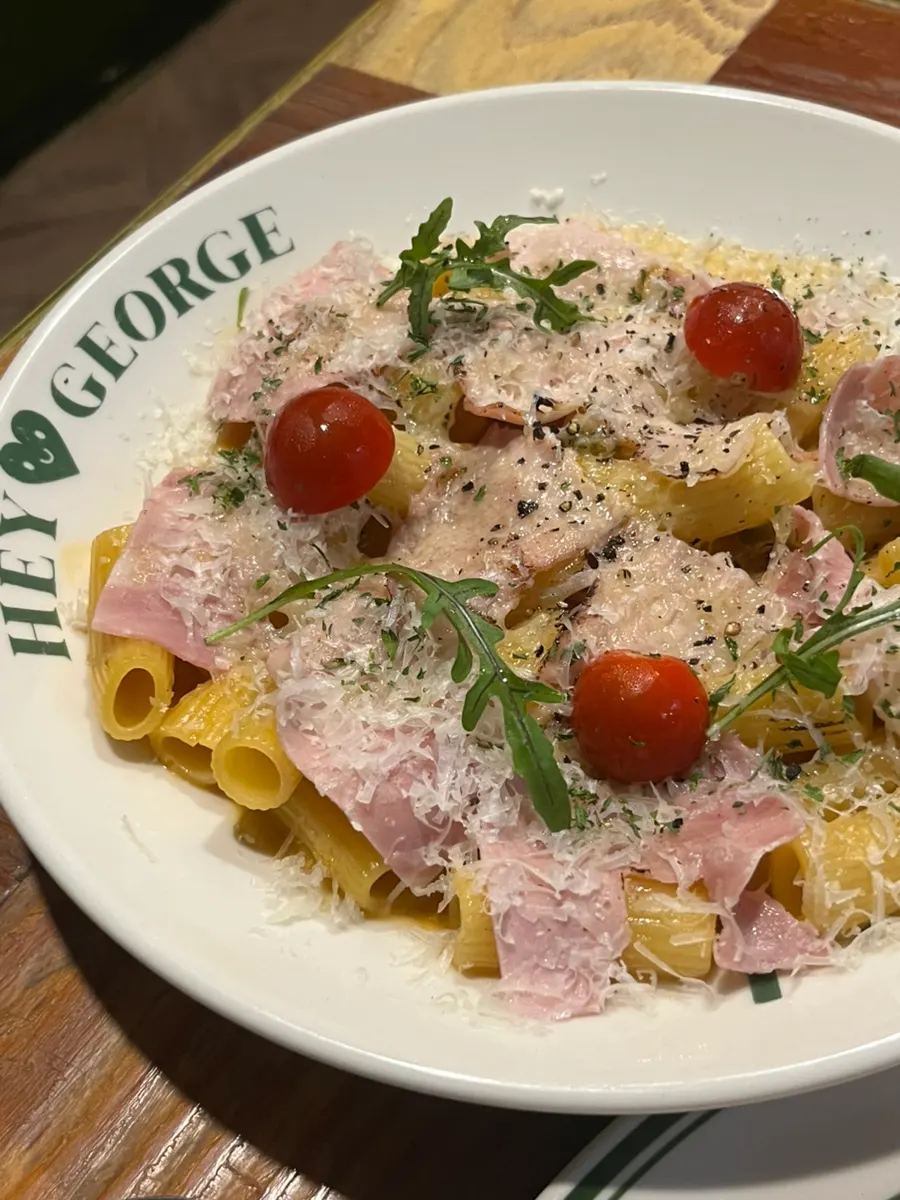 Jambon butter cheddar pasta topped with jambon